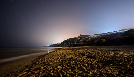 Sulla spiaggia di Gela