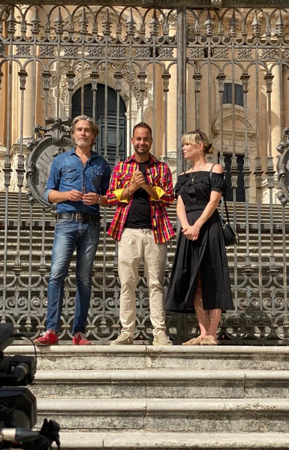 I tre conduttori davanti alla chiesa di San Giorgio, Ragusa Ibla