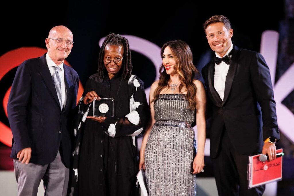 Woopi Goldberg premiata da Orazio Micali a Taobuk 2025 da con Antonella Ferrara, Massimiliano Ossini