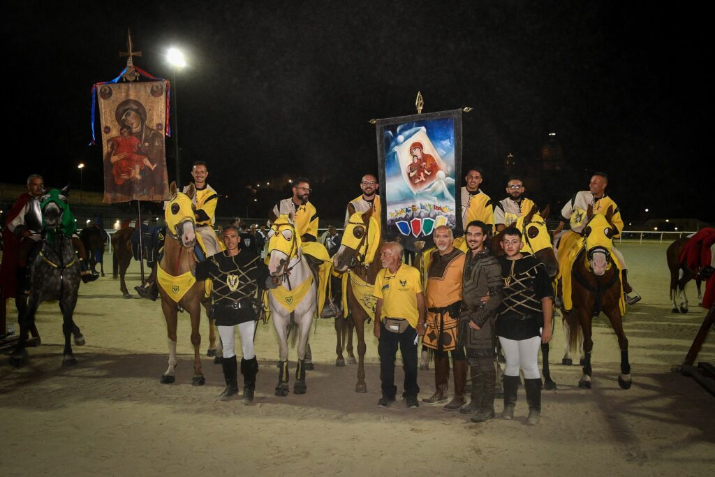 Palio dei Normanni Piazza Armerina 2025 I cavalieri del quartiere vincitore Monte Mira