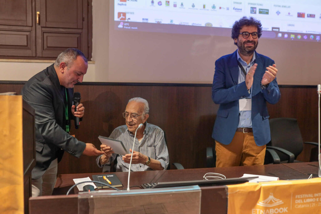 Tuccio Musumeci premiato da Cirino Cristaldi a Etnabook 2025