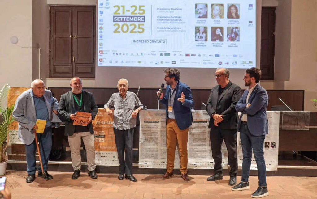 Premio alla carriera per Tuccio Musumeci premiato da Cirino Cristaldi a Etnabook 2025