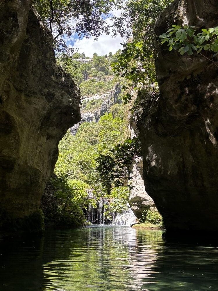 L’immaggine rappresenta uno scorcio racchiuso fra due pareti di roccia vicino alla foce del fiume anapo. Si vedono delle meravigliose cascate nascoste della necropoli di pantalica