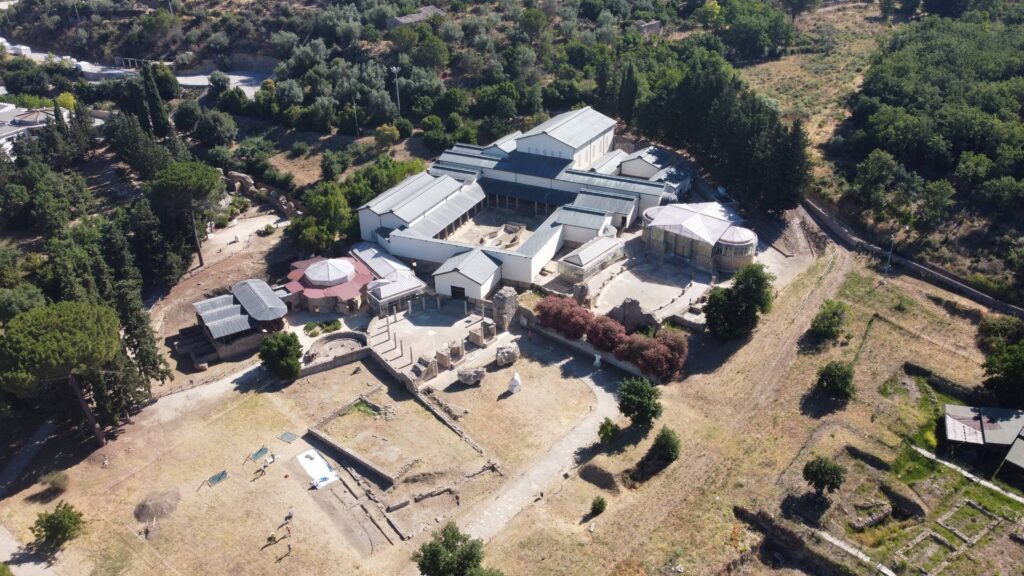 È stato presentato al Museo Trigona di Piazza Armerina il progetto “Cuore di Sicilia”, il programma di promozione territoriale nato dalla collaborazione tra il Parco Archeologico di Morgantina e della Villa Romana del Casale, i Comuni del Comitato tecnico scientifico e il Distretto Turistico Dea di Morgantina 