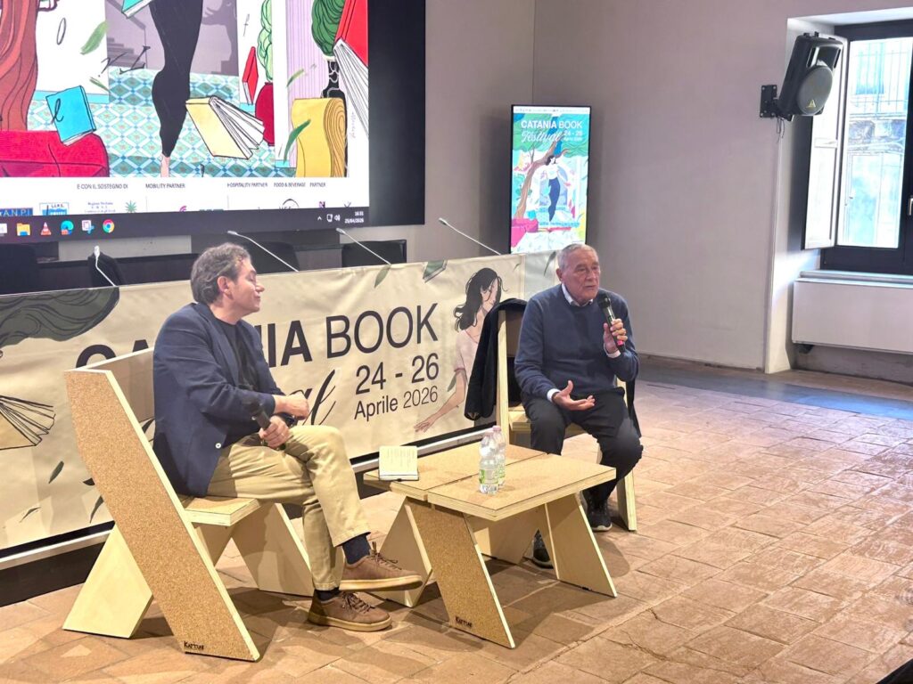 Seconda giornata Catania Book Festival - Antonello Piraneo giornalista e Direttore de La Sicilia intervista il magistrato del pull antimafia Pietro Grasso autore di "U Maxi" Feltrinelli - dove narra il Maxiprocesso a Cosa Nostra