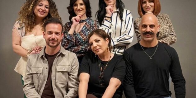 “Arrivi e Partenze”: la brillante commedia di Luca Micci chiude la stagione “Le Mille e una farsa” al Teatro Don Bosco