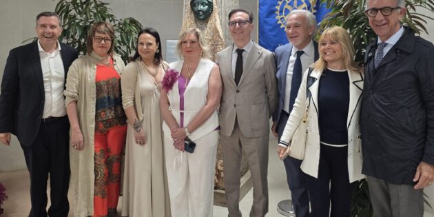 Alla Metro Fontana inaugurata la stele “Mother of peace”: un messaggio contro la guerra firmato Rotary Club Valverde Terra dei Ciclopi