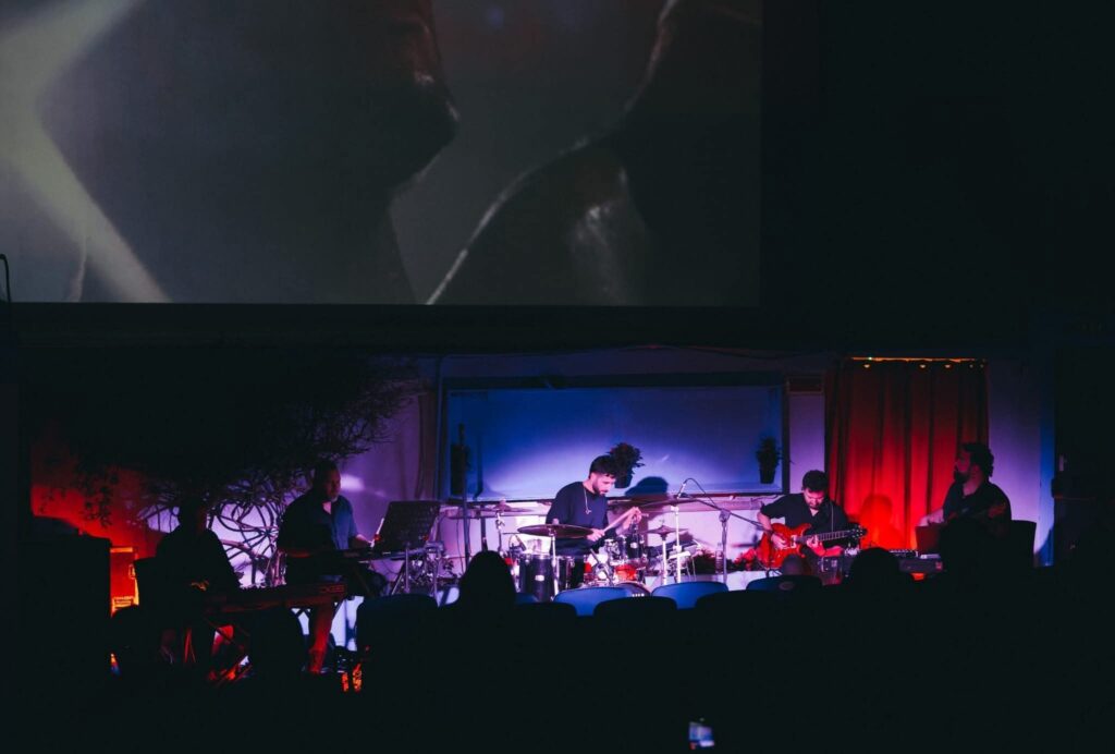 Il rock della Cult Movie Jam conquista il pubblico di tutte le età con il cine‑concerto dedicato a Rocky IV