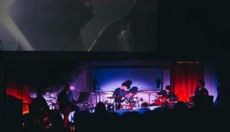 Il rock della Cult Movie Jam conquista il pubblico di tutte le età con il cine‑concerto dedicato a Rocky IV