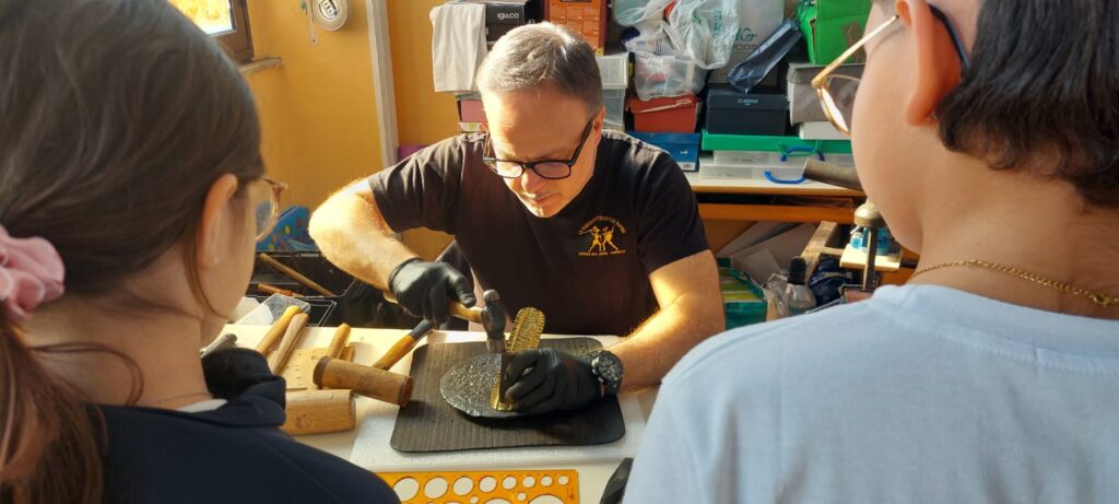 Laboratorio di lavorazione metalli e toreutica della Compagnia Arte Pupi Fratelli Napoli a Catani