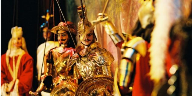A Valli, la Compagnia Arte e Pupi dei Fratelli Napoli porta in scena l’epica battaglia di Roncisvalle a Catania