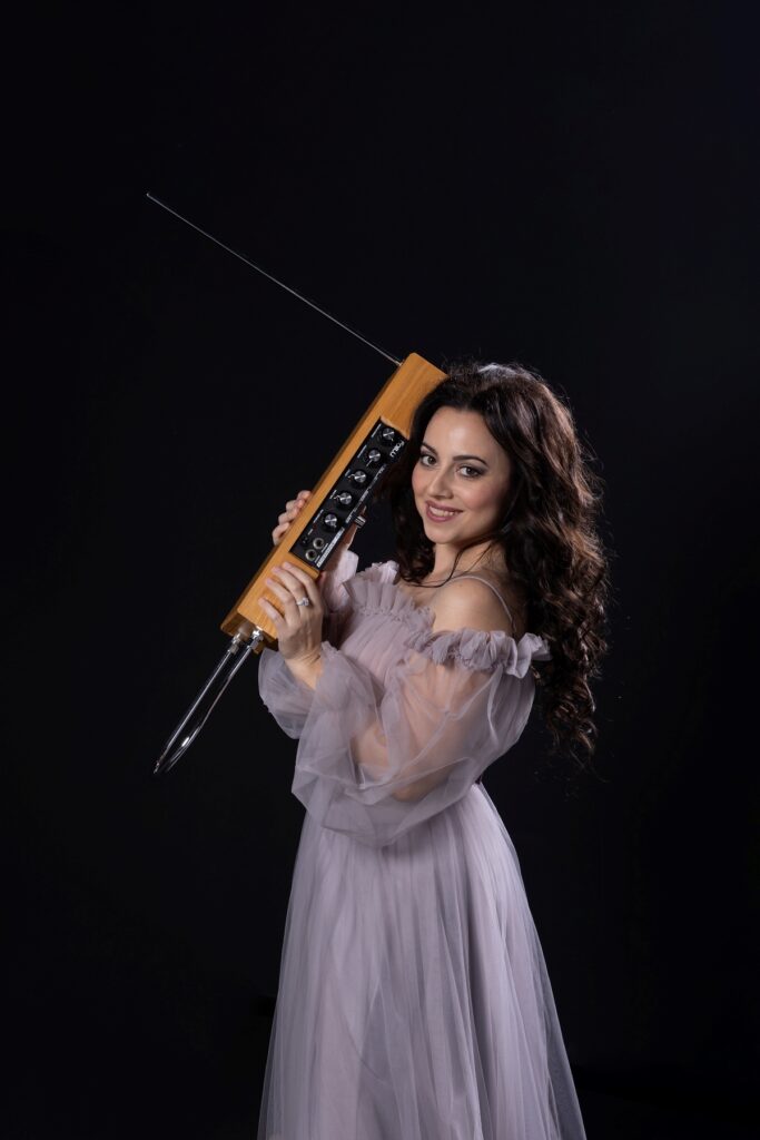 Lina Gervasi incanta il Teatro Antico di Taormina: il theremin apre la serata Dolce&Gabbana Alta Sartoria 2026