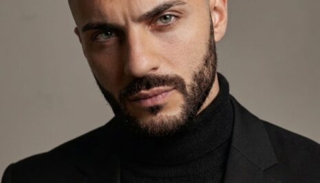 Alfonso Restivo: il ritrattista dei vip conquista la TV e l’Oriente